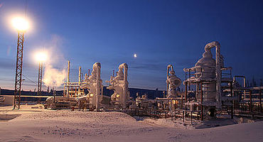 Ленты новостейПроектыНовостиСтроительство объектов ООО «Газпром добыча Ямбург»Основные параметрыПоле titleСтроительство объектов ООО «Газпром добыча Ямбург»Поле h1Строительство объектов ООО «Газпром добыча Ямбург»Анонс<p>Благоустройство территорий месторождений и устройство технических дорог и зимников</p>Контент<p>Благоустройство территорий месторождений, кустов и технических дорог месторождений, находящихся в ведении ЯГД Газпром.</p>
<p style="text-align: justify;">Группа компаний Renovatio construction участвовала в проекте Газпром Добыча Ямбург по благоустройству месторождений и устройству зимников.</p>
<p style="text-align: justify;">Благодаря тесным контактам со своими зарубежными партнерами была разработана, изготовлена и установлена система навигации в условиях плохой видимости, которые являются отличительной чертой этих мест. Зиминики прокрадываются по открытым местностям без растительного покрова. Такие условия наряду с сильными ветрами влекут за собой сильные снежные бури, при которых есть большая вероятность потери ориентации и непреднамеренные съезды с технической дороги, что в результате влечет за собой порчу груза и транспорта.</p>
<p style="text-align: justify;">Благодаря совместным усилиям подрядчиков скорость движения по такого рода зимним дорогам была увеличена до 60 км/час. Для сравнения по &laquo;стандартным&raquo; зимникам скорость движения не превышает 30-40 км/час. Разница в скоростях обеспечивает более быстрый завоз необходимых грузов для нужд добывающей компании, ведь летом их доставка возможна только вертолетным транспортом, который сильно ограничен грузоподъемностью машин и высокой ценой эксплуатации.</p>
<p style="text-align: justify;">Кроме того, при прокладке дороги была использована технология &laquo;северный слон&raquo;, которая в отличие от существующих технологий сохраняет окружающую среду без повреждений.</p>
<p style="text-align: justify;">В процессе разработки месторождений нами также было частично осуществлено проектирование элементов систем освещения, а также их производство, сборка и поставка.</p>
<p style="text-align: justify;">Особыми требованиями по освещению была работа при сверхнизких температурах. Технологическое решение было организованно на основе технологии LED с подогреваемым корпусом. На сегодняшний день ведется доработка этого технологического решения с целью установки аккумуляторной батареи, заряжаемой от силы ветра и солнечного света. К сожалению, она пока не позволяет, обеспечивать подогрев корпуса на более или менее длительный срок и на данный момент может быть использована только для компенсации незначительных по времени перебоев питания.</p>Изображения новостиКартинка для анонса/images/projects/4/5.jpgКартинка для публикации/images/projects/4/5.jpgСвойства публикацииДата публикацииSun, 06 Nov 2016 19:57:00 +0300